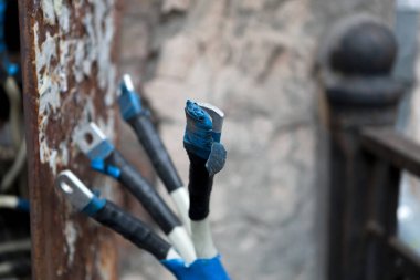 Eski elektrik pano yalıtılmış üç fazlı güç kabloları ile. Spot seçici seçici odak