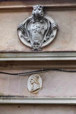 Bayrak ve bas-reliefs, duvar resimleri ile ünlü kişilikleri eski ortaçağ duvardaki yüzlere çatlaklar bina yok. Adamın yüzünü, eski bir bina kısma kadınlarda