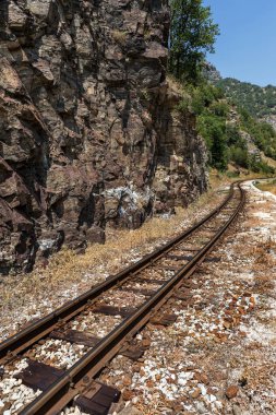 eski yıpranmış ahşap uyuyanlar raylara ailroad Acil onarım gerektirir. Sırt boyunca dar hat demiryolu.