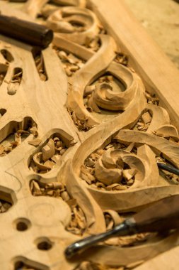 Ağaç işleme. Doğrama işleri. Oymacılığı. Woodcarver, ahşap arka plan yakın çekim araçlarda işyeri. Arka plan halk el sanatları kullanın. Ahşap oyma