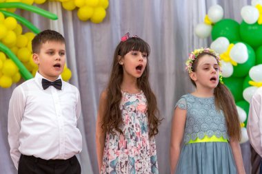 Odessa, Ukrayna - 8 Mart 2017: Çocuk İlköğretim Okulu'konserde. Çocuk sabah performans, konser, skeç. Çocuk tiyatro yaratıcılık, Anaokulu Çocuk Amatör performans tebrik anneler kadınlar günü, anneler günü