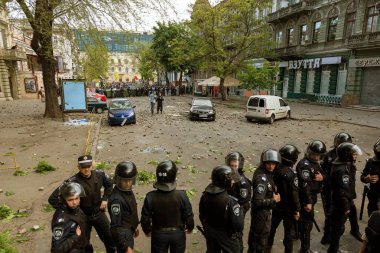 Odessa, Ukrayna - 2 Mayıs, 2014: trajik kurban, ölüm, insanları; sefer Odesa'da büyük huzursuzluk sırasında yaralandı. Kulikovo alan, sendikaların evi. Polis cordon sokak ayaklanmaları polis çalışmasının
