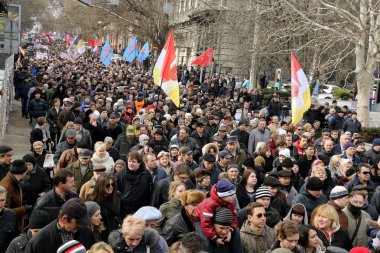 Odessa, Ukrayna - 23 Şubat 2014: İnsanlar ilkesi üzerinde devlet Ukrayna silahlı devrim sırasında gösterdiği sivil barışçıl protesto oldu. Sokaklarda mitingde göstericiler sütunun hareketi