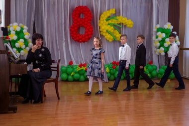 Odessa, Ukrayna - 8 Mart 2017: Çocuk İlköğretim Okulu'konserde. Çocuk sabah performans, konser, skeç. Çocuk tiyatro yaratıcılık, Anaokulu Çocuk Amatör performans tebrik anneler kadınlar günü, anneler günü