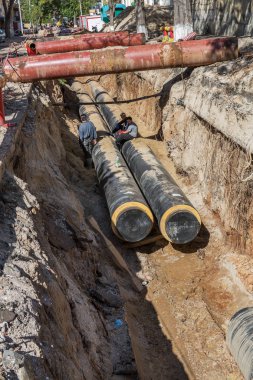 Odessa, Ukrayna - 29 Eylül 2016: Temelli onarım ve değiştirme büyük kentsel ısı boru. Eski paslı değiştirme ve sızan su boruları. Ortak belediye hizmetlerinin mühendislik yeni teknolojiler