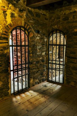 Bir dar taş merdiven bir ortaçağ kalesi eski Hıristiyan manastır Rila, Bulgaristan kulesinde. Taş duvarlı gizemli kasvetli tünel