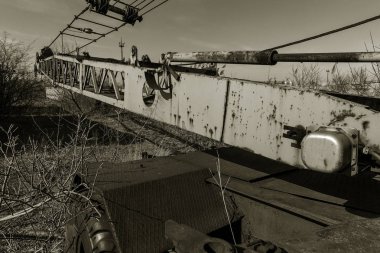 eski paslı otomobil vinç eski Teknopark Çernobil nükleer santral kazadan sonra atılır. Kıyamet, Pripyat. Radyasyon. Paslı arabalardan terk edilmiş Teknopark. Retro