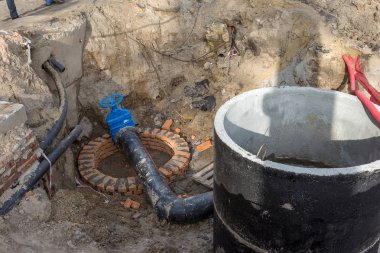 Kentsel sistemler Mühendisliği derin hendek yarar kazdık. Alarm sistemi kentsel sıhhi tesisat ve Isıtma. Hendek rusty ile dolu pis su boru hattından patlak verdi. Onarım iş Metro araçları