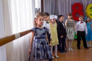 Odessa, Ukrayna - 8 Mart 2017: Çocuk İlköğretim Okulu'konserde. Çocuk sabah performans, konser, skeç. Çocuk tiyatro yaratıcılık, Anaokulu Çocuk Amatör performans tebrik anneler kadınlar günü, anneler günü