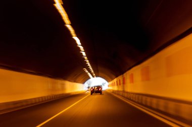 Arabalar ve ışık sonunda hareketli soyut hareket arka plan bulanıklık yolu tüneli. Bir yaratıcı tasarım boş olarak kullanmak için. Tünel Aydınlatma araç karayolu trafik ışık çizgi