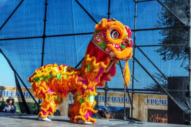 Odessa, Ukrayna -10 Eylül 2016: şehir gün festival Dragon Dance. Japon samuray Club genç çocuklar onların sanat göster