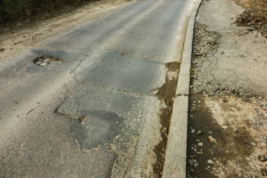 Kötü yol, yağmur ve kar, zarar onarım ihtiyacı var. Kırık asfalt kaplama çukur, araçları ve yayalar için tehlikeli yol açar. Kötü acil yol. Tehlikeli yol. Yollar, büyük çatlaklar imha