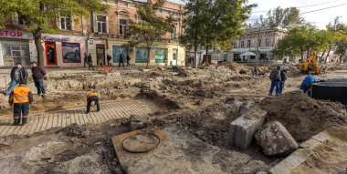 Odessa, Ukrayna - 29 Eylül 2016: kentsel Sistemleri Mühendislik derin hendek yarar kazdık. Alarm sistemi kentsel sıhhi tesisat ve Isıtma. Hendek rusty ile dolu pis su boru hattından patlak verdi. Onarım iş Metro araçları