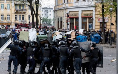 Odessa, Ukrayna - 2 Mayıs, 2014: trajik kurban, ölüm, insanları; sefer Odesa'da büyük huzursuzluk sırasında yaralandı. Kulikovo alan, sendikaların evi. Polis cordon sokak ayaklanmaları polis çalışmasının