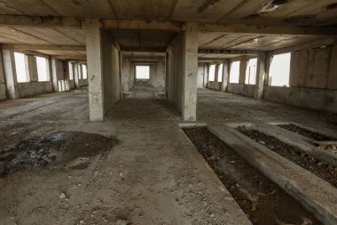 Terk edilmiş bir idari binanın iç. Bir endüstriyel fabrika iç kalıntıları. Eski bir merdiven beton, kalıntıları, çöp ve çamur, koridor duvarları bir bitmemiş office iş merkezinin Odessa mahvetti