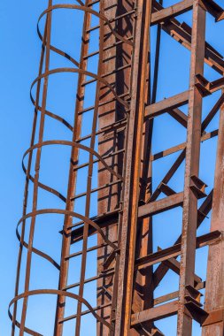 Eski paslı terk edilmiş binada portal vinç paslı raylar üzerinde. Terk edilmiş konteyner yükleme boşaltma inşaat ambar. Ölü Zona. Mezarlık Çernobil, Pripyat, Ukrayna mühendislik; Bölge nükleer felaket