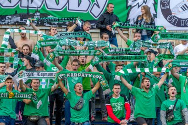 Odessa, Ukrayna - 21 Eylül 2016: Futbol taraftarları ve seyirci stadyum standları duygusal onların takım destekler. Holiganizmi ve havai fişek standları. Oyunun kurallarının ihlali