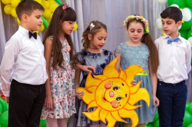 Odessa, Ukrayna - 8 Mart 2017: Çocuk İlköğretim Okulu'konserde. Çocuk sabah performans, konser, skeç. Çocuk tiyatro yaratıcılık, Anaokulu Çocuk Amatör performans tebrik anneler kadınlar günü, anneler günü
