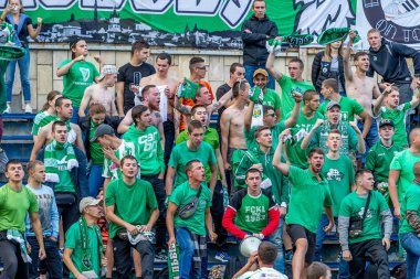 Odessa, Ukrayna - 21 Eylül 2016: Futbol taraftarları ve seyirci stadyum standları duygusal onların takım destekler. Holiganizmi ve havai fişek standları. Oyunun kurallarının ihlali