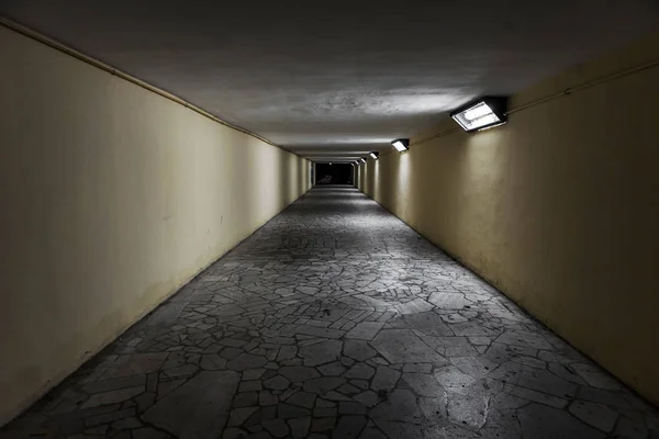 空地下通道隧道 隧道尽头的斯韦特夫 作为创意设计的抽象背景 有趣的垃圾 时尚和魅力 — 图库照片