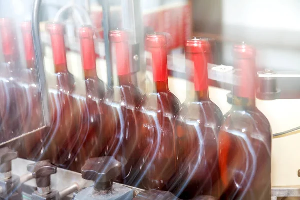 生产工业输送带的酒厂 在生产过程中使用玻璃瓶和玻璃瓶 运动模糊 不是没有清晰的工业设计背景 — 图库照片