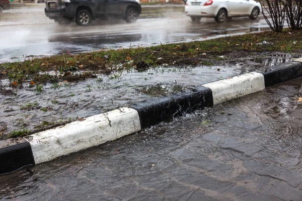 Siyah Beyaz Kenarlıklı Çok Kötü Asfalt Yol — Stok fotoğraf