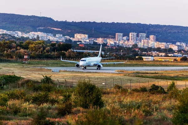 Varna Bulgaristan Temmuz 2016 Hızlı Sivil Yolcu Uçağı Yere Gökyüzü — Stok fotoğraf