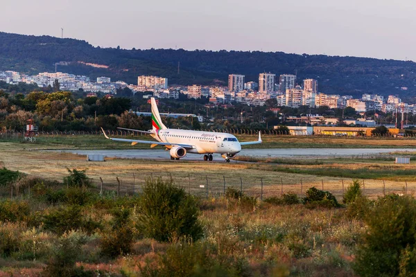 Varna Bulgaristan Temmuz 2016 Hızlı Sivil Yolcu Uçağı Yere Gökyüzü — Stok fotoğraf