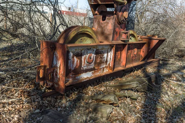 Velho Guindaste Pórtico Edifício Abandonado Enferrujado Trilhos Enferrujados Abandonado Armazém — Fotografia de Stock