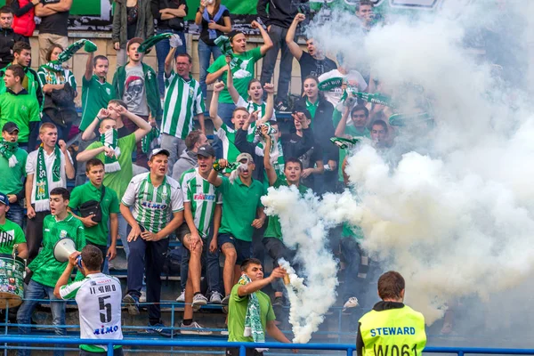 Odessa, Ukrayna - 21 Eylül 2016: Futbol taraftarları ve seyirci stadyum standları duygusal onların takım destekler. Holiganizmi ve havai fişek standları. Oyunun kurallarının ihlali