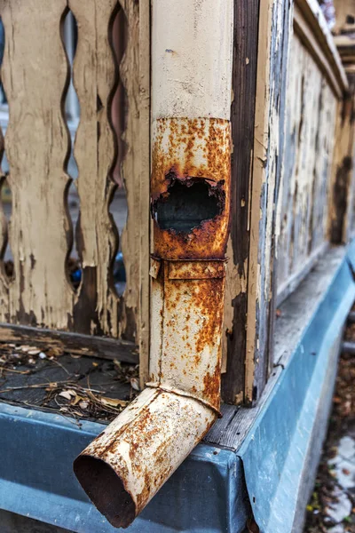 Rusty Zřítil Starý Dům Úlomek Staré Trubky Dírou Dokonalé Rez — Stock fotografie