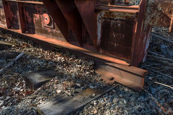 Alter Verrosteter Bauportalkran Auf Rostigen Schienen Verlassenes Containerverladelager Beim Entladen — Stockfoto