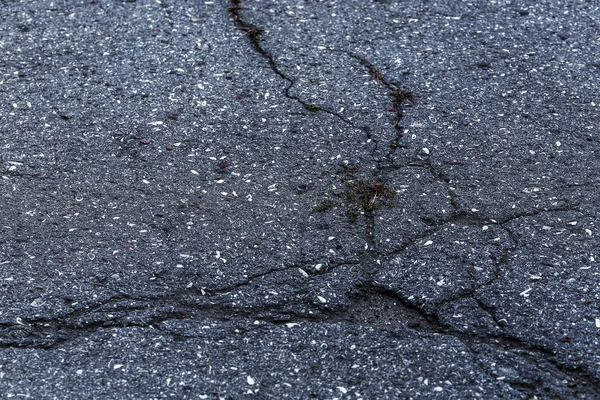 Πολύ Κακός Ασφαλτοστρωμένος Δρόμος Ρωγμές Στο Πεζοδρόμιο Λακκούβες Πολύ Κακή — Φωτογραφία Αρχείου
