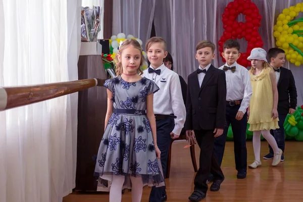 Odessa, Ukrayna - 8 Mart 2017: Çocuk İlköğretim Okulu'konserde. Çocuk sabah performans, konser, skeç. Çocuk tiyatro yaratıcılık, Anaokulu Çocuk Amatör performans tebrik anneler kadınlar günü, anneler günü