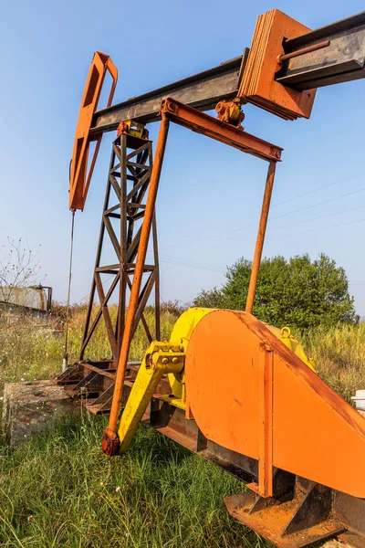Небольшая Частная Нефтяная Вышка Накачивает Нефть Месторождении Старая Ремесленная Нефтяная — стоковое фото