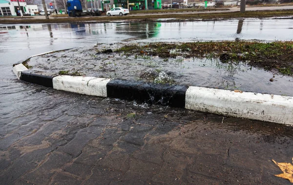 Estrada Pavimentada Muito Ruim Com Borda Preta Branca — Fotografia de Stock