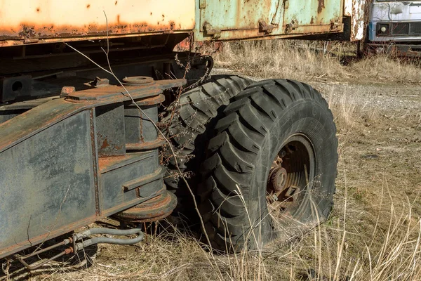eski paslı otomobil vinç eski Teknopark Çernobil nükleer santral kazadan sonra atılır. Kıyamet, Pripyat. Radyasyon. Paslı arabalardan terk edilmiş Teknopark. Retro