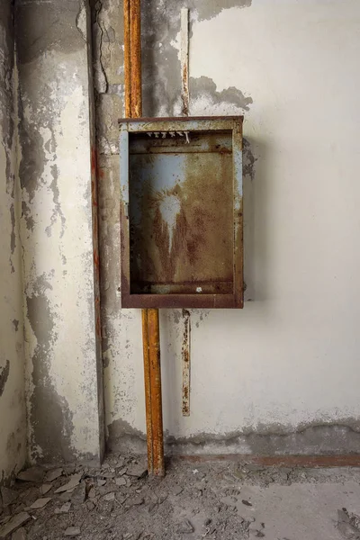 Eski kırık geçiş panosunda tahrip üretim tesisi iç. Elektrik Santral kırık, sökülüp, yağmaladılar. Kırık eski kalkan, ekipman operasyon kontrol paneli