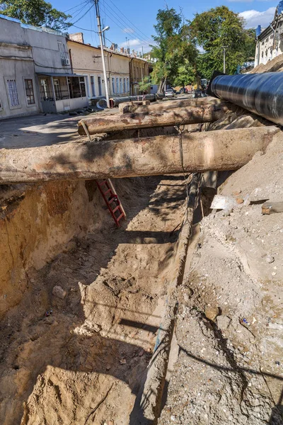 Odessa, Ukrayna - 29 Eylül 2016: Temelli onarım ve değiştirme büyük kentsel ısı boru. Eski paslı değiştirme ve sızan su boruları. Ortak belediye hizmetlerinin mühendislik yeni teknolojiler