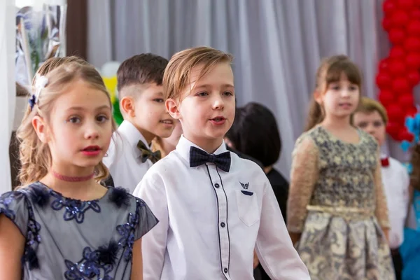 オデッサ ウクライナ 2017 子供小学校でのコンサートで 子供の朝のパフォーマンス コンサート 子どもの演劇創造性 幼稚園で子供たちの素人演技は女性の日 母の日に母親を祝福します — ストック写真