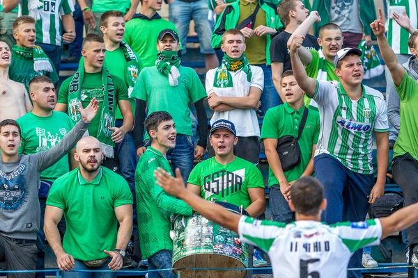 Odessa, Ukrayna - 21 Eylül 2016: Futbol taraftarları ve seyirci stadyum standları duygusal onların takım destekler. Holiganizmi ve havai fişek standları. Oyunun kurallarının ihlali