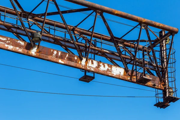 Eski paslı terk edilmiş binada portal vinç paslı raylar üzerinde. Terk edilmiş konteyner yükleme boşaltma inşaat ambar. Ölü Zona. Mezarlık Çernobil, Pripyat, Ukrayna mühendislik; Bölge nükleer felaket