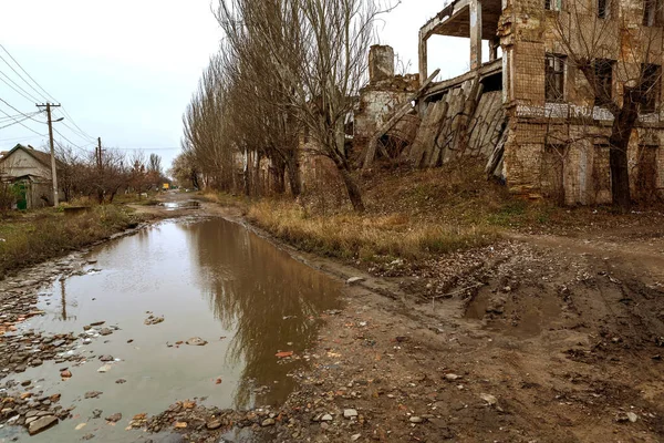 Gerçek Letonca yol sonbahar ormana yaklaşık 3 km Via Baltica road yakınındaki mı. Off-Road ve kir her yerde. Ülkemizde kırsal yollar için gerçek bir durum.