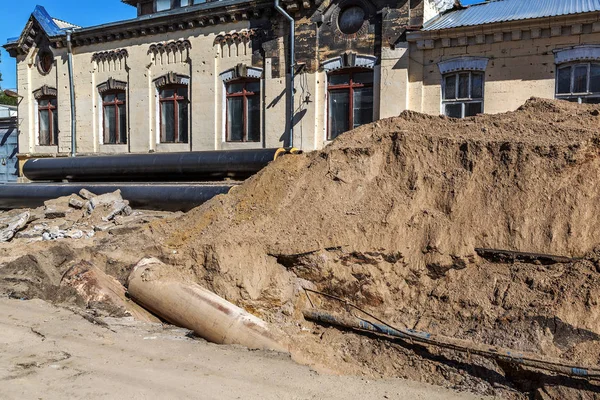 Odessa, Ukrayna - 29 Eylül 2016: Temelli onarım ve değiştirme büyük kentsel ısı boru. Eski paslı değiştirme ve sızan su boruları. Ortak belediye hizmetlerinin mühendislik yeni teknolojiler