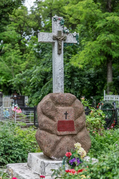 奥德萨 乌克兰 2014年5月13日 老天主教十字架与耶稣基督的十字架在奥德萨一个废弃的古老波兰墓地 石头基督徒十字架与基督的十字架 — 图库照片
