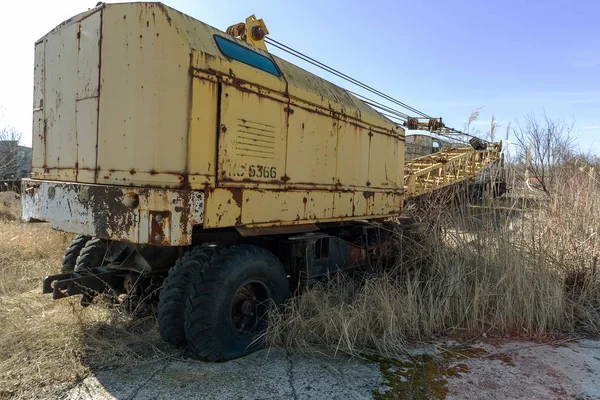 Vieille Grue Automobile Rouillée Est Jeté Dans Ancien Technoparc Tchernobyl — Photo