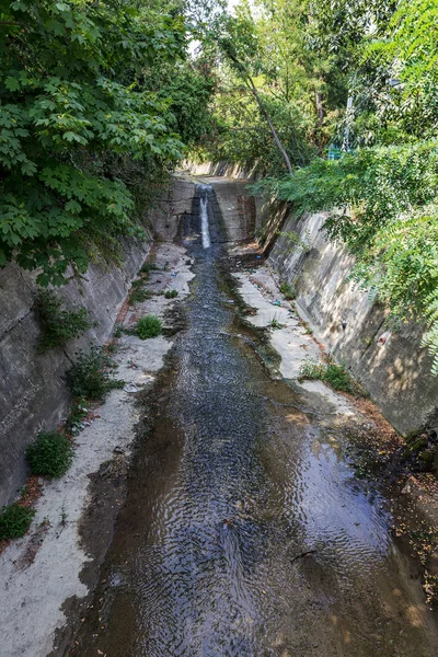 Brudne Śmierdzące Ścieki Przepływu Kamienne Koryto Mieście Zanieczyszczenie Środowiska Problem — Zdjęcie stockowe