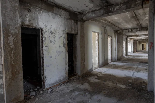 Terk edilmiş bir idari binanın iç. Bir endüstriyel fabrika iç kalıntıları. Eski bir merdiven beton, kalıntıları, çöp ve çamur, koridor duvarları bir bitmemiş office iş merkezinin Odessa mahvetti