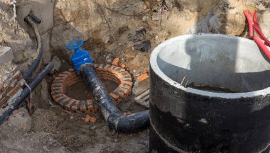 Kentsel sistemler Mühendisliği derin hendek yarar kazdık. Alarm sistemi kentsel sıhhi tesisat ve Isıtma. Hendek rusty ile dolu pis su boru hattından patlak verdi. Onarım iş Metro araçları
