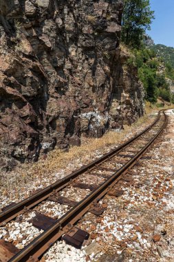 eski yıpranmış ahşap uyuyanlar raylara ailroad Acil onarım gerektirir. Sırt boyunca dar hat demiryolu.